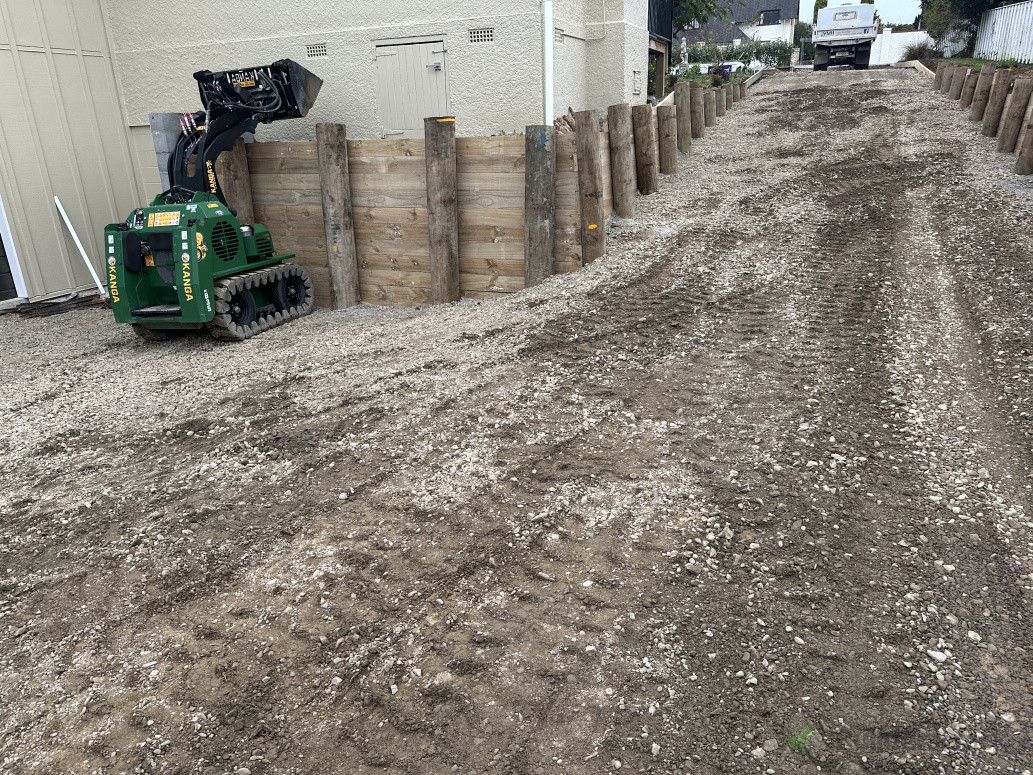 Backfilling a retaining wall
