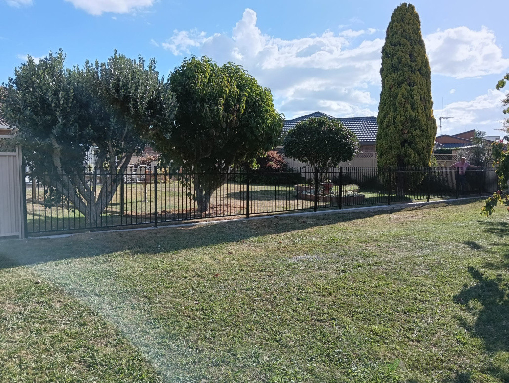 Aluminium boundary fence