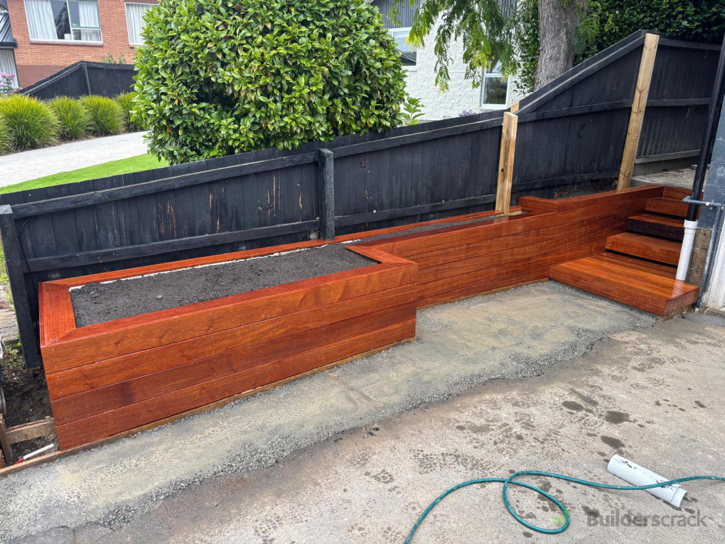 Kwila Raised planter & floating steps