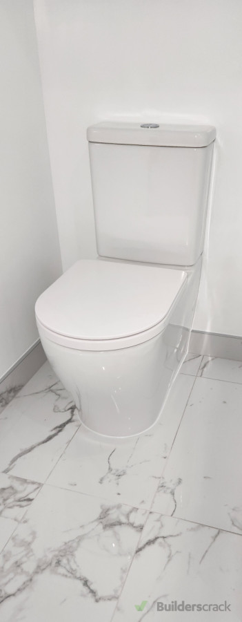 Standard toilet installation – clean, level, and professionally finished.
