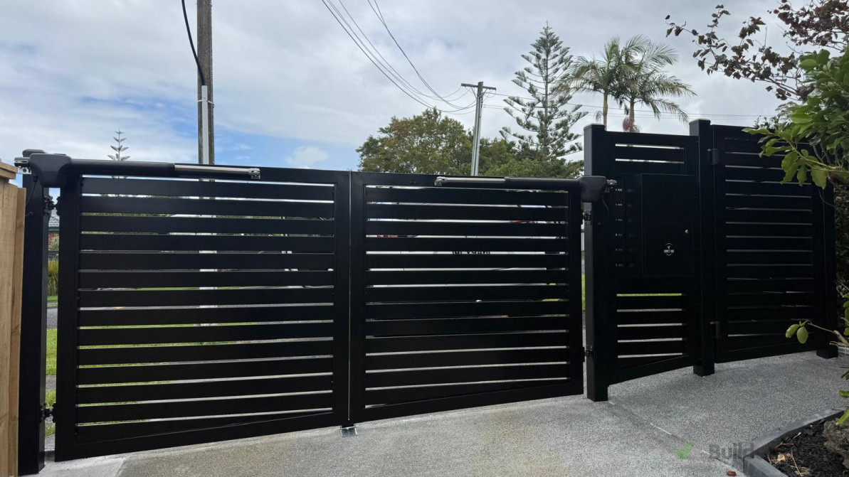 Horizontal slat gate with side entrance gate