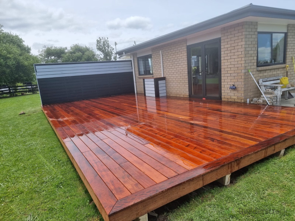 deck and screen landscaping