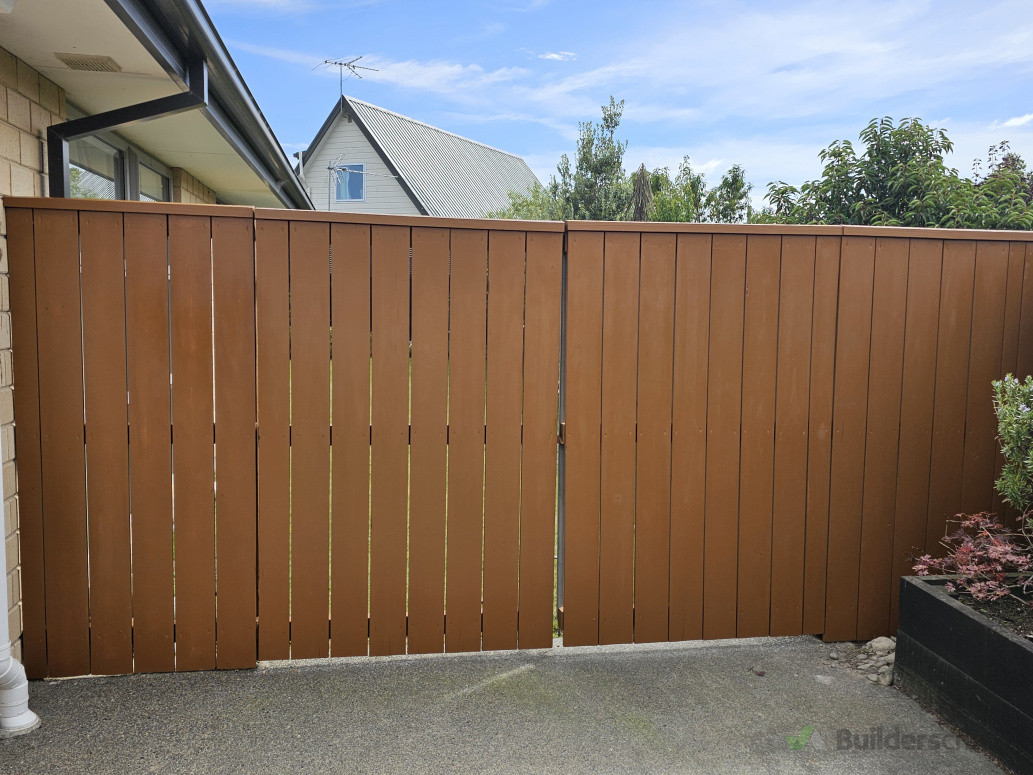 Fence front staining