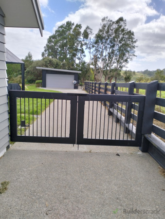 Solution double gate with the same design