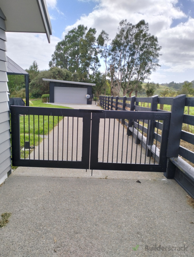 Solution double gate with the same design