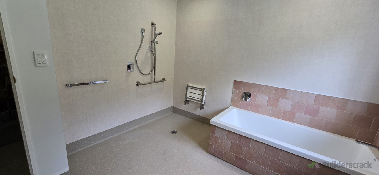 Screenless level entry shower