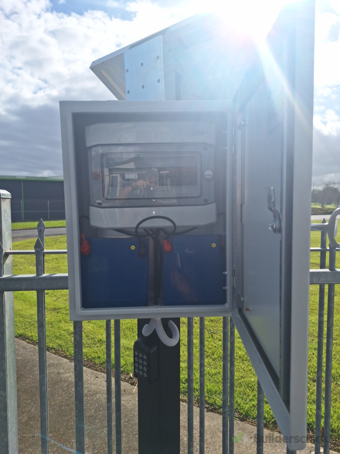 Solar controller with back up batterier