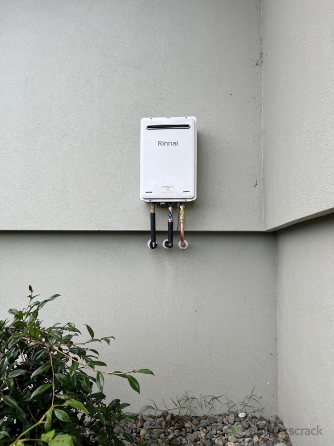 Gas water heating installation
