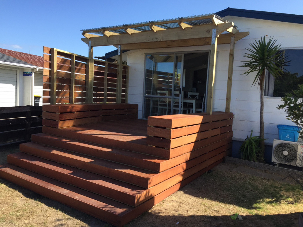 Papamoa Kwila deck, steps, screen and seat with pergola