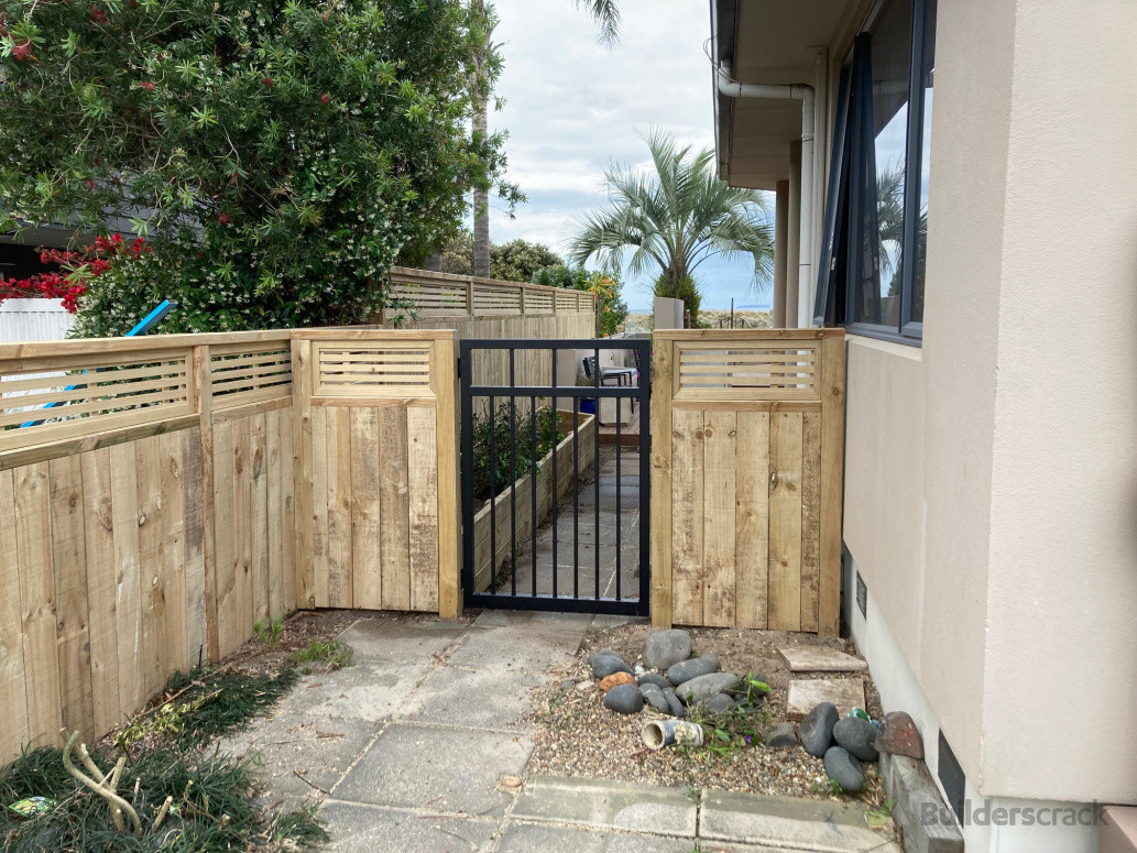 Papamoa Fence with trellis top and gate