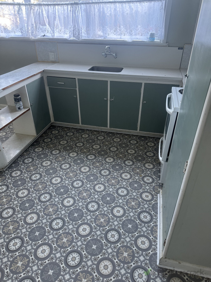 Antique-Style Vinyl Flooring – Classic Modern Finish