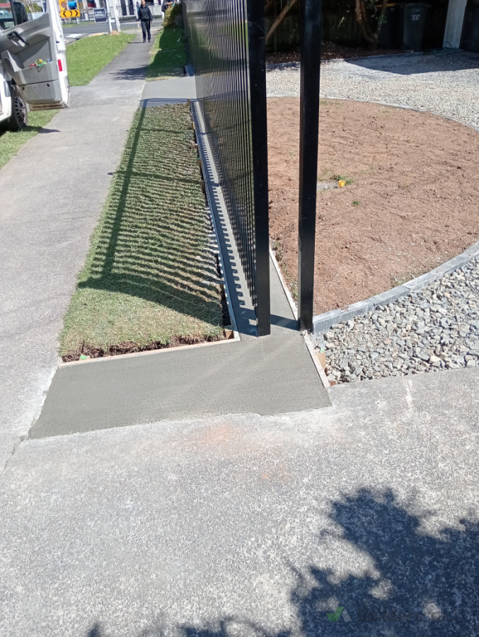 Track sliding pad for slider gate.