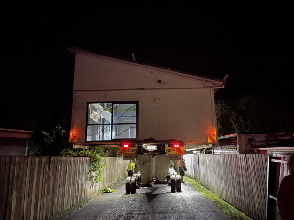 Hydraulic maneuvering