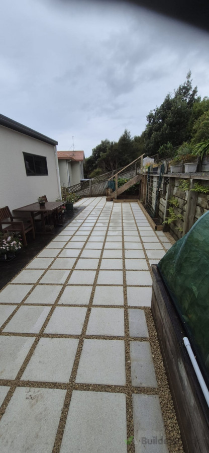 Paving with 40mm lime chip infill between pavers