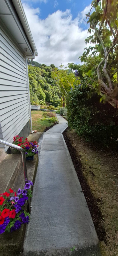 Concrete walkway broom finish