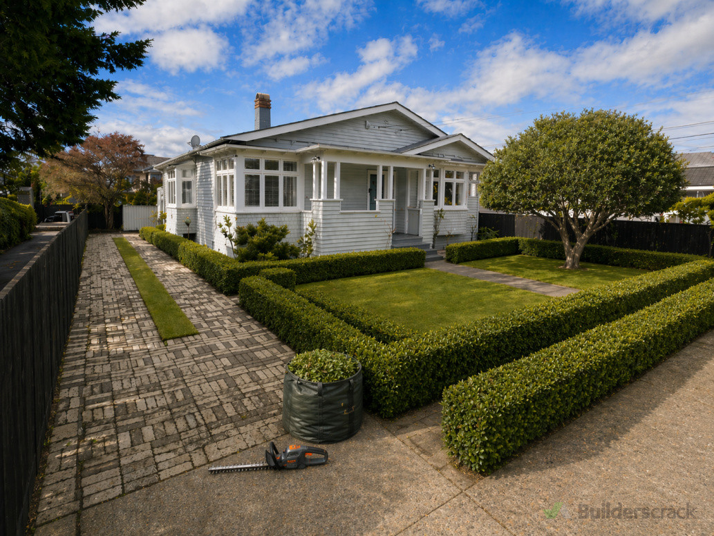 Low hedge trimming