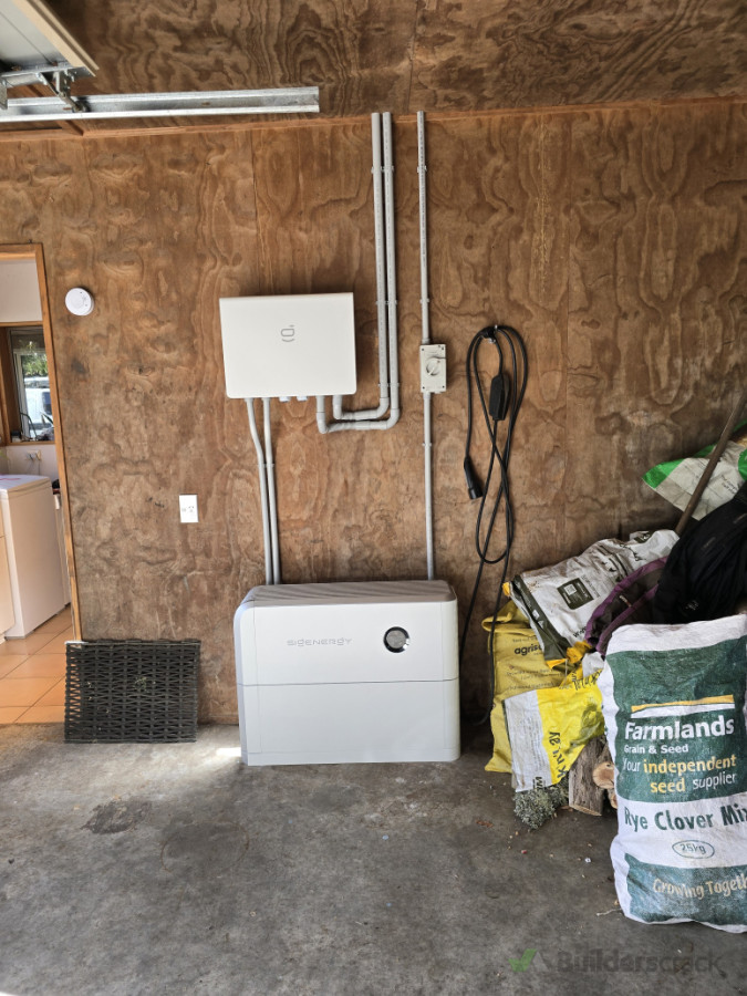 Solar inverter with bettery installed