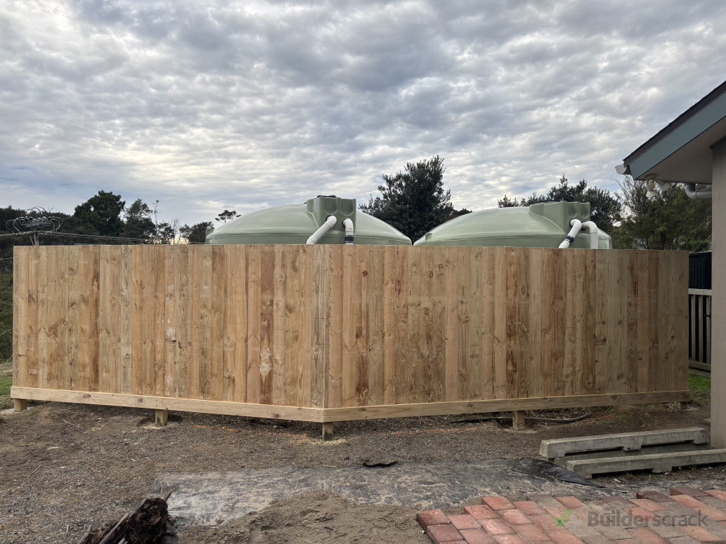 Water tank screen walls