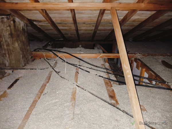 Inspection of roof found there was insulation but that it was minimal and room for improvement