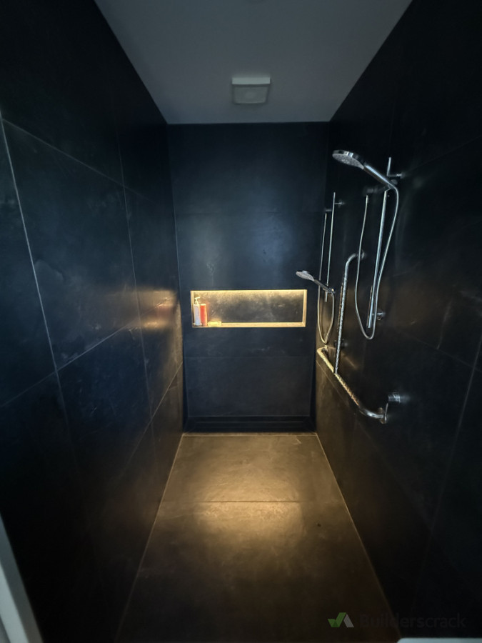 Tiled en-suite