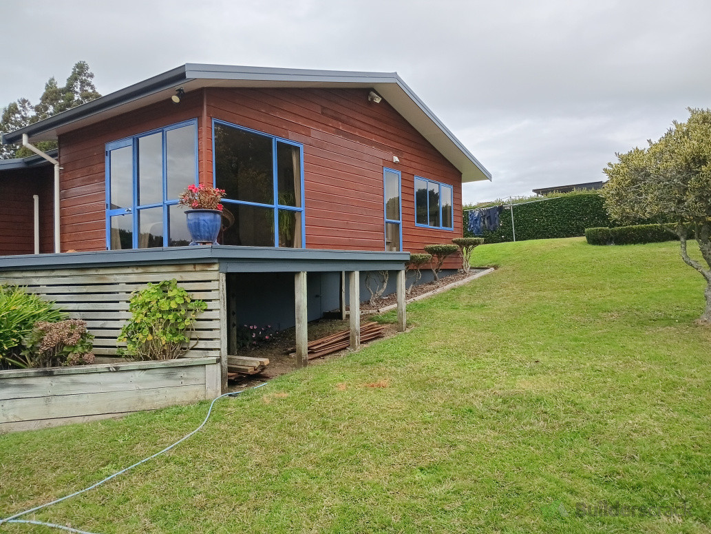 Cedar weatherboards match quite nicely on these two sides