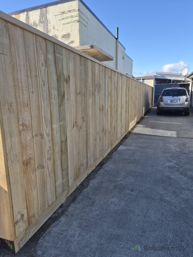 Fence with capping finish.