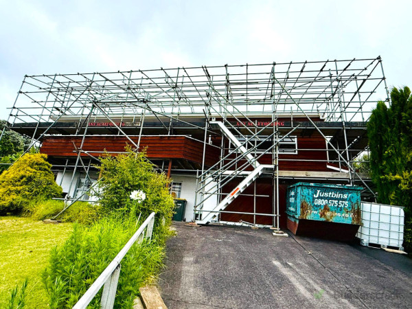 Scaffold roof structure for shrink wrap.