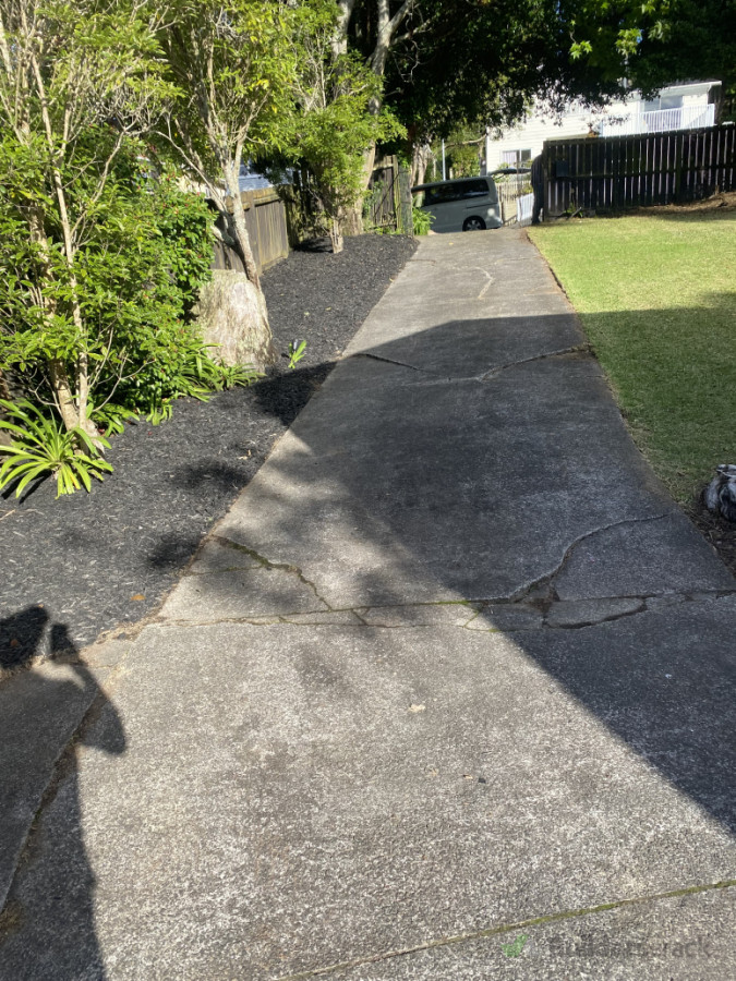 Garden tidy and then finish it off with placing mulch