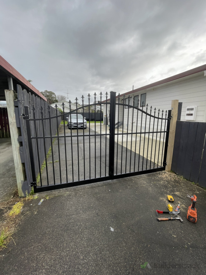 Aluminium swing gates
