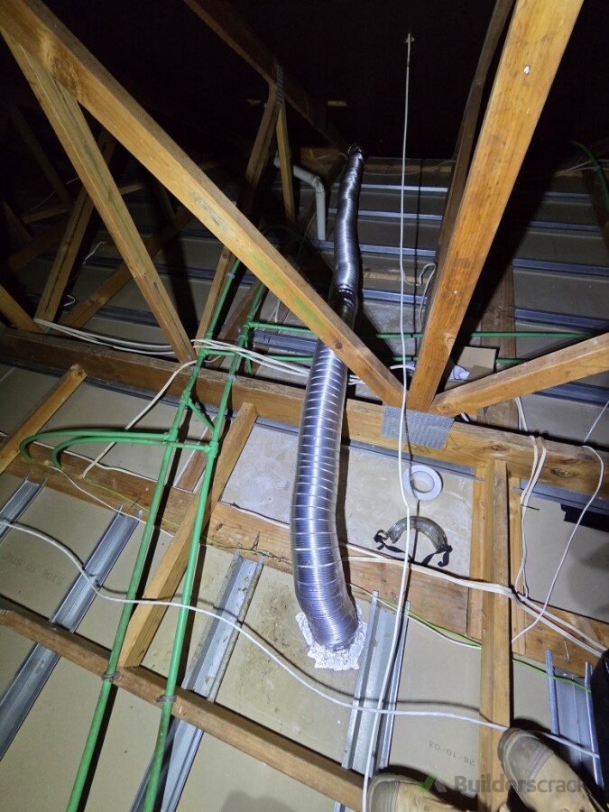 Semi rigid ducting installation for rangehood with meshed outdoor grillie