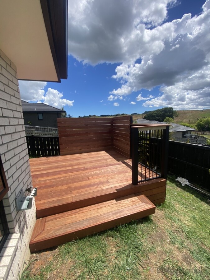 Kwila deck with handrail and privacy screen