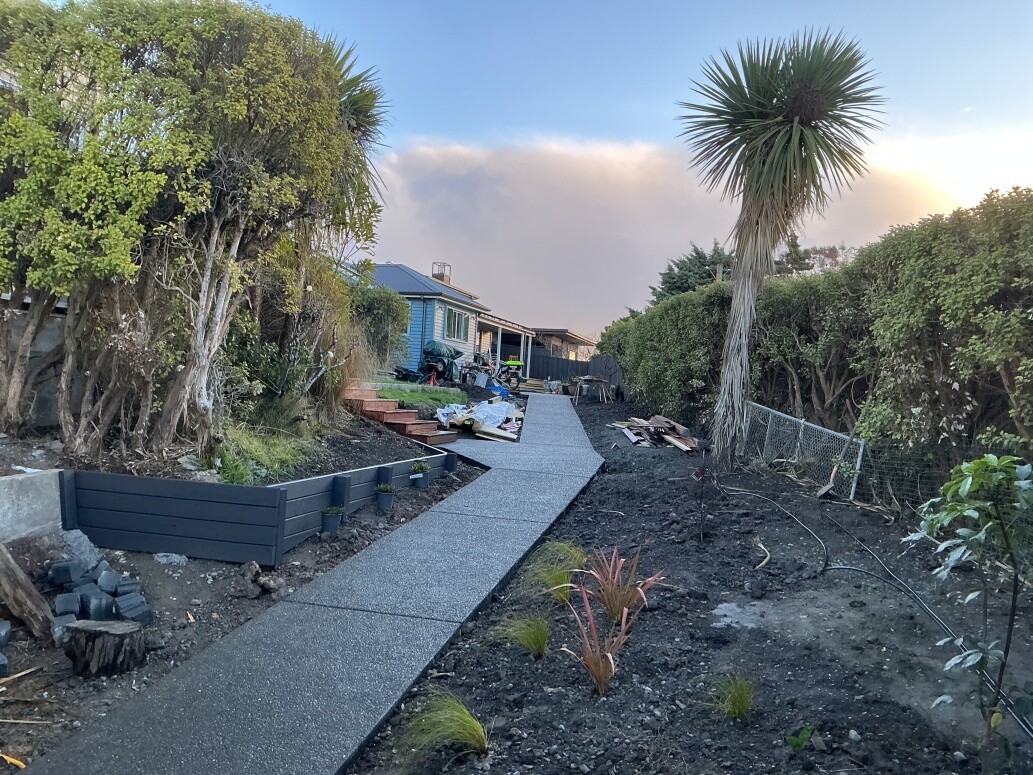 Constructed the exposed aggregate concrete pathway and patio to the new granny flat, along with the timber access stairs to the main dwelling, delivering a durable and practical outdoor access solution.