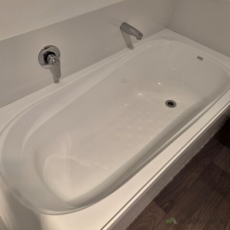 Bath tub