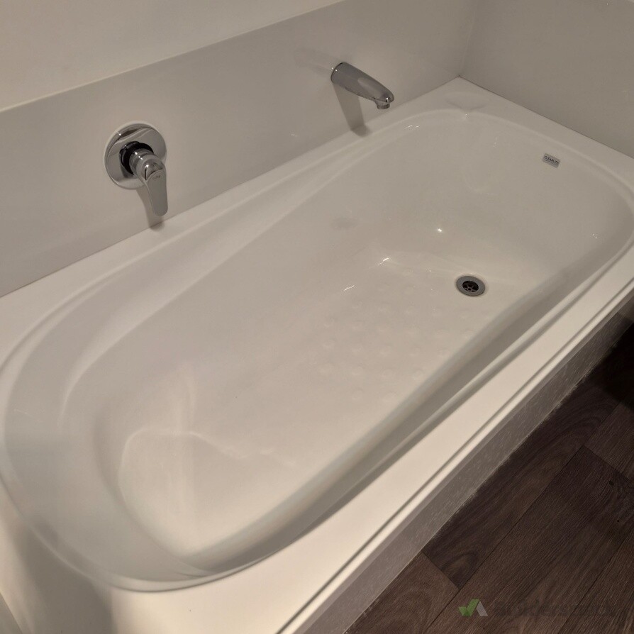 Bath tub