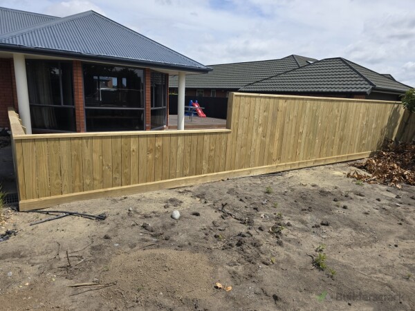 Split height fence for yard privacy