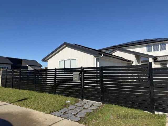 Aluminium fencing & gate in Hamilton & Waikato – modern horizontal slat fencing with matching pedestrian gate for privacy, security and a clean contemporary finish.