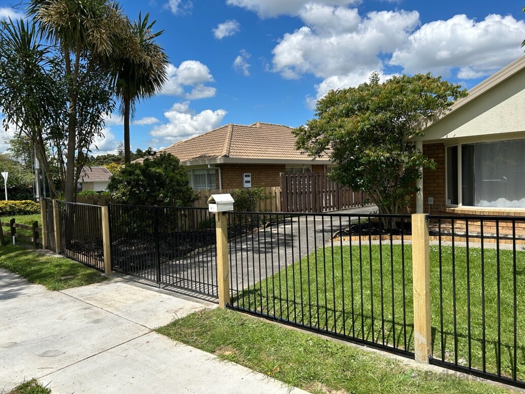 Aluminum fencing & driveway gate in Hamilton & Waikato – professionally installed for a secure, durable and clean finish around the property.