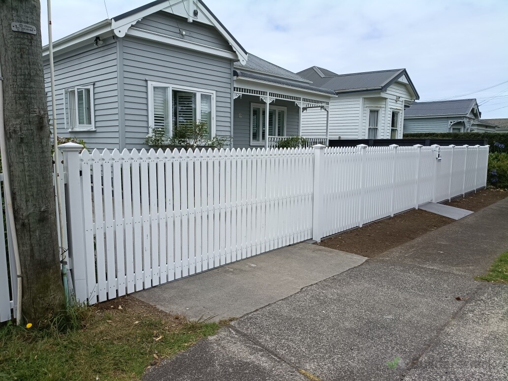 Owners were happy with the result of their new Picket fence with electric gate and reshaped lawn.