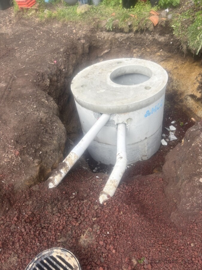 Soakage pit with cesspit