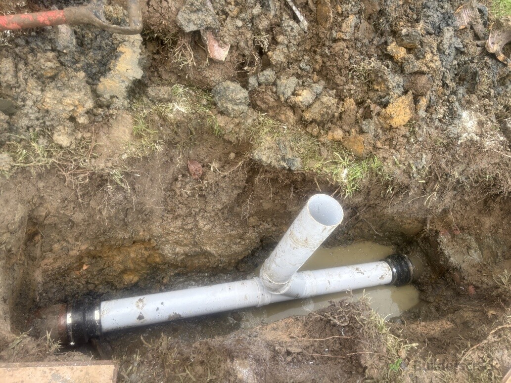 Repairing broken sewer pipe