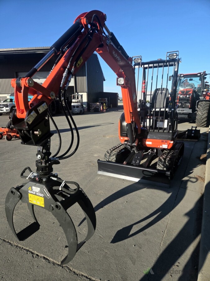 2.5 T mini Excavator hire. Dry hire business to business or wet hire to the public.