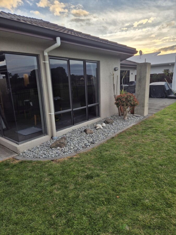 Complete with 40mm river stones