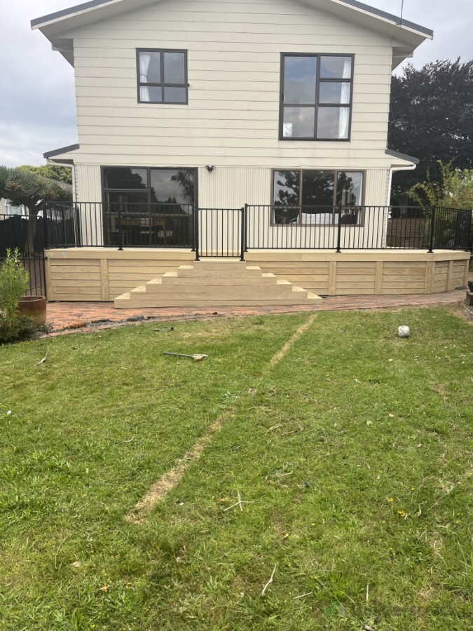 This project included a custom timber deck, aluminium fencing and a feature set of custom pyramid-style steps leading down into the yard.  The combination of timber and sleek aluminium fencing gives this outdoor area a clean, modern finish while making th