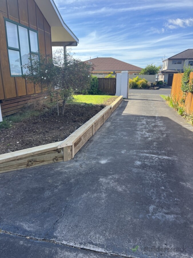 A nice little transformation 🔨🌿  Replaced the old retaining wall that was starting to fall over with a new, solid timber retaining wall, giving the garden a clean and tidy edge along the driveway.  We also cleaned up and refreshed the area, creating a m