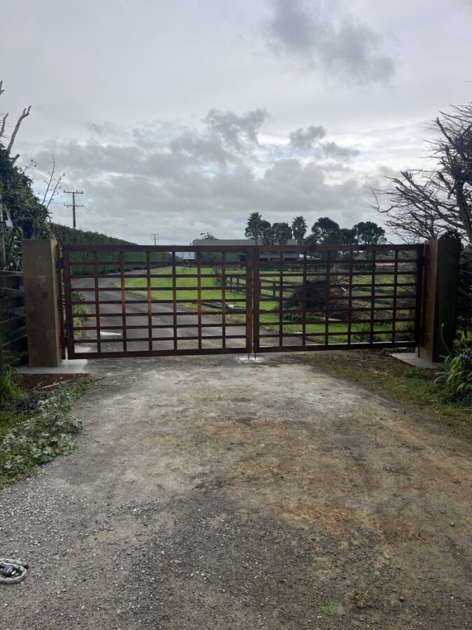 Now these are some serious gates! 💪🔨  A fun one on this project — installing 400x400 solid timber posts to support these massive 3m wide × 1.8m high Corten steel gates.  We also poured a concrete surround around the posts to tidy up the area and give ev