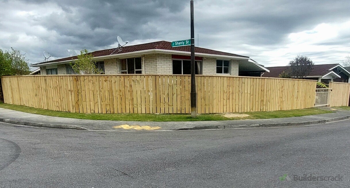 Replacement 1.8m fence with capping and gapping