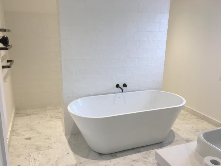 A luxurious Remuera bathroom with 20mm natural stone tiles