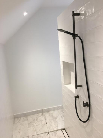 A luxurious Remuera bathroom with 20mm natural stone tiles