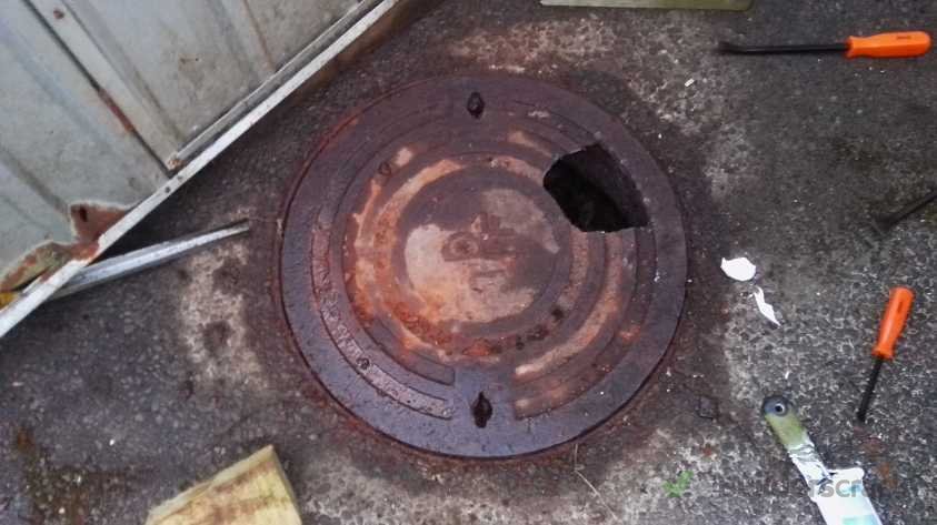 How to get a septic tank lid off