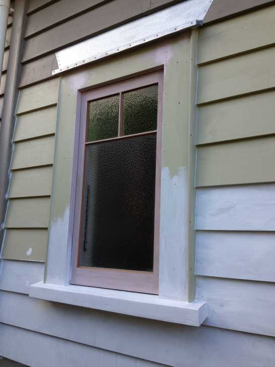 Replacement laundry window including head flashing to pattern